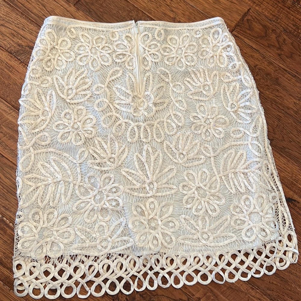 ETHOS Lace Top and Pencil Skirt - Picture 3 of 8